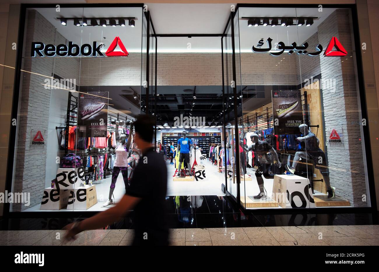 Un homme marche devant le magasin Reebok au centre-ville de Bahreïn à  Manama, Bahreïn le 17 septembre 2017. REUTERS/Hamad I Mohammed Photo Stock  - Alamy