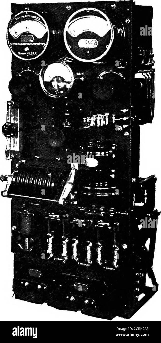 . La télégraphie sans fil pratique; un livre de texte complet pour les étudiants de la communication radio . sa est approximativement le réglage correct pour le travail moyen. La tension des lesbroches fixées aux contacts supérieurs du démarreur automatique doit être réglée pour un contact ferme avec la barre K. le circuit vers le solénoïde N est ouvert et fermé au niveau de T-1 tandis que le contact T ferme le circuit tne cir vers un enroulement spécial de l'aimant maintenant le levier O vers le haut dans le cas où de court-circuit dans les circuits d'alimentation. Les contacts y et Z lancent une petite bobine de résistance en série avec le bobinage de solénoïde une fois que le démarreur a atteint le niveau de fonctionnement complet Banque D'Images