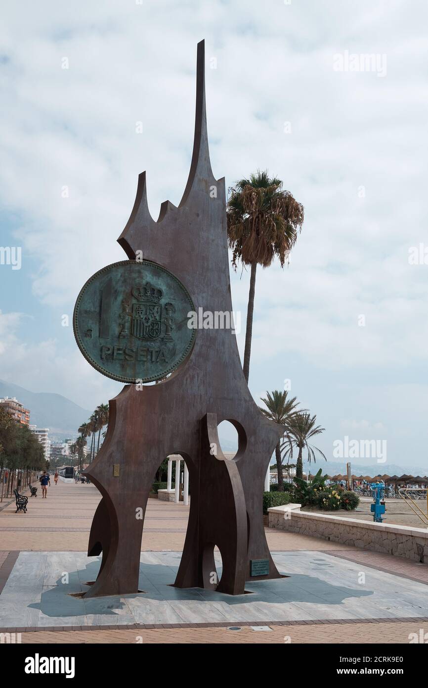 Monument en commémoration de la perte de la Peseta espagnole. Fuengirola, Espagne Banque D'Images