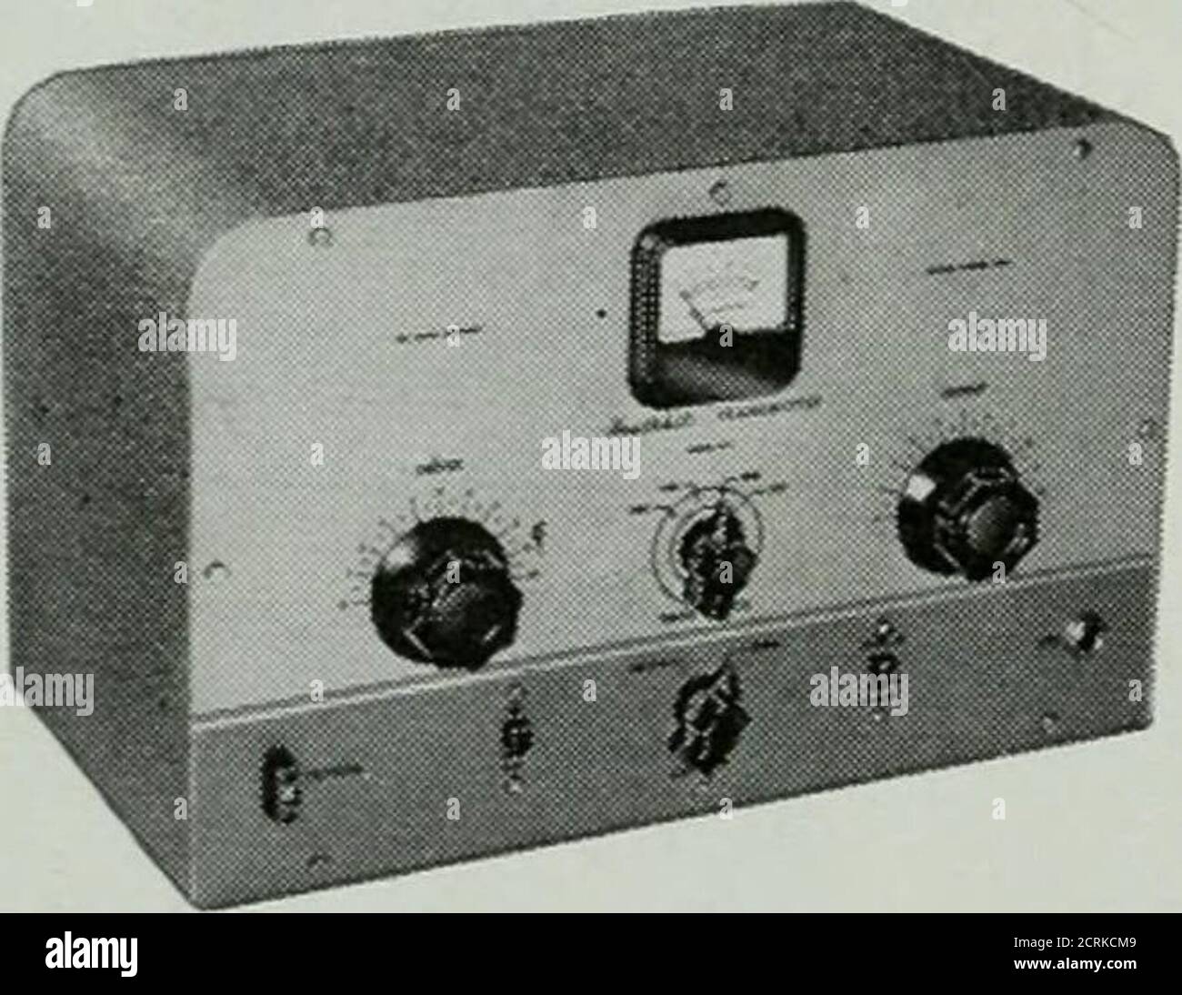 . TVQ . Coppor plattHicassis;—jeu d'ÉMETTEUR mMlur tciroful ^ea€44a. MODÈLE AT-1 2950 $ expédition. Spécifications WT.16 lbs.: Portée 80, 40, 20, 15, 11, 10 mètres. 6AG7 multiplicateur d'oscillateur. Amplificateur doubleur 6L6 redresseur 5U4G. 105-125 V c.a. 50-60 cycles 100 watts. Taille : SL/s pouce de hauteur x 131/8 pouces de largeur x 7 pouces de profondeur. Voici un ajout majeur de Heathkit au champ radio Ham, le kit émetteur AT-1. Incorporarlng de nombreuses caractéristiques désirables au prix le plus bas possible dollar-f)er-watts. Prise pour quartz montée sur panneau, interrupteur de veille, filtre de clic de touche, A. C. filtrage de ligne, bon blindage Banque D'Images