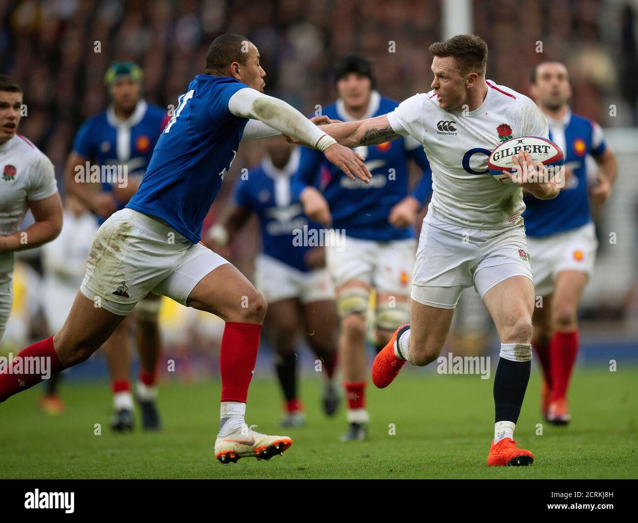 Chris Ashton, en Angleterre, remet Gael Fickou PHOTO CRÉDIT : © MARK PAIN / PHOTO D'ALAY Banque D'Images