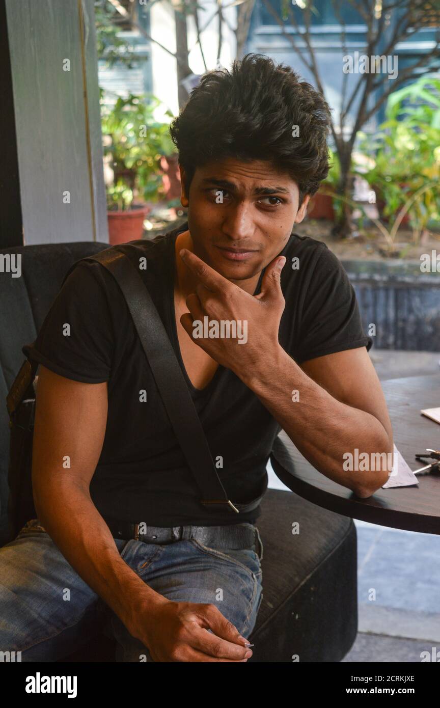 Un garçon indien qui pose pour une séance photo de mode. Banque D'Images