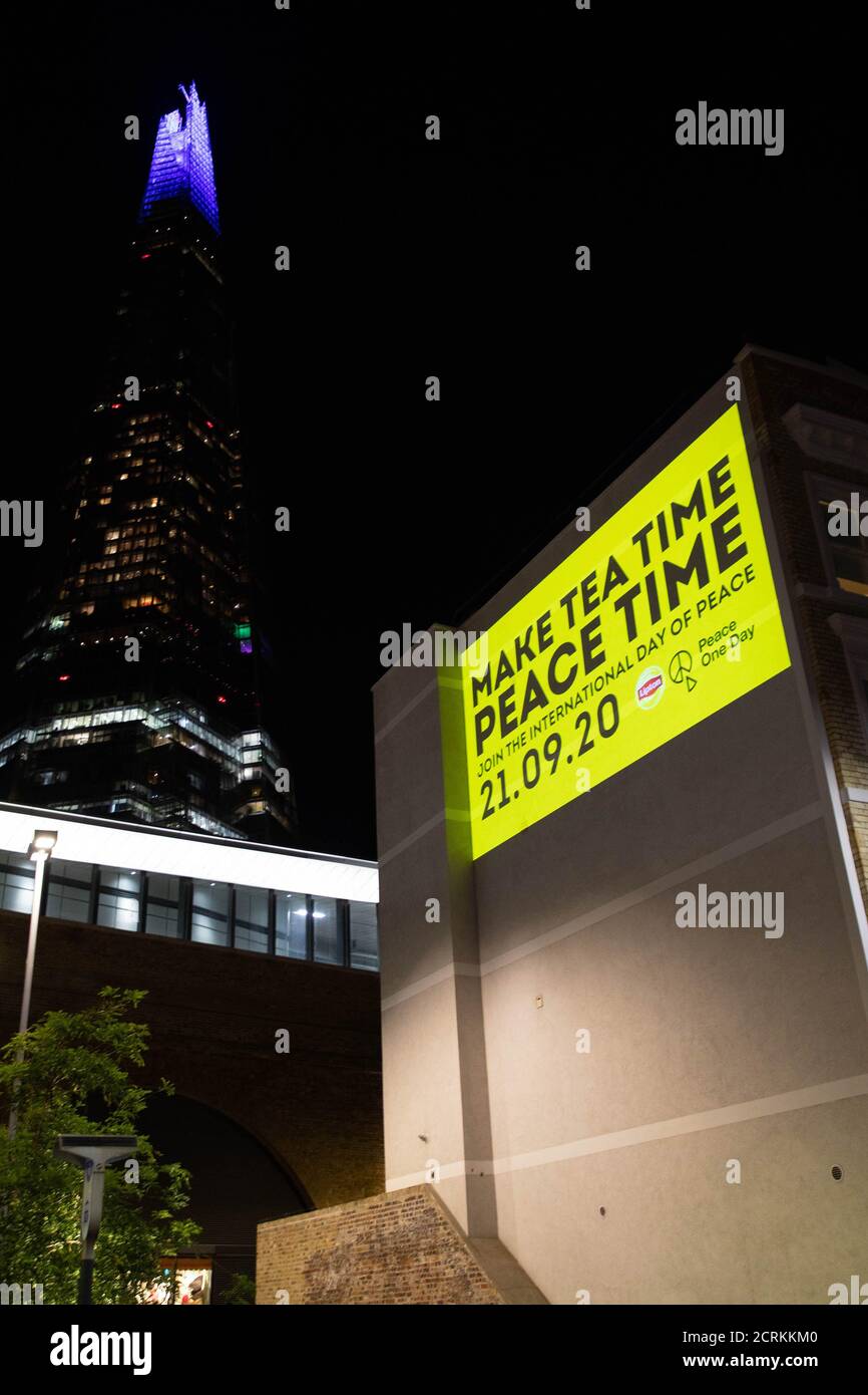 USAGE ÉDITORIAL SEULEMENT vue générale du message de paix de Lipton et Peace One Day, qui illumine la station London Bridge pour marquer la Journée internationale de la paix, qui se tiendra le lundi 21 septembre à Londres. Banque D'Images