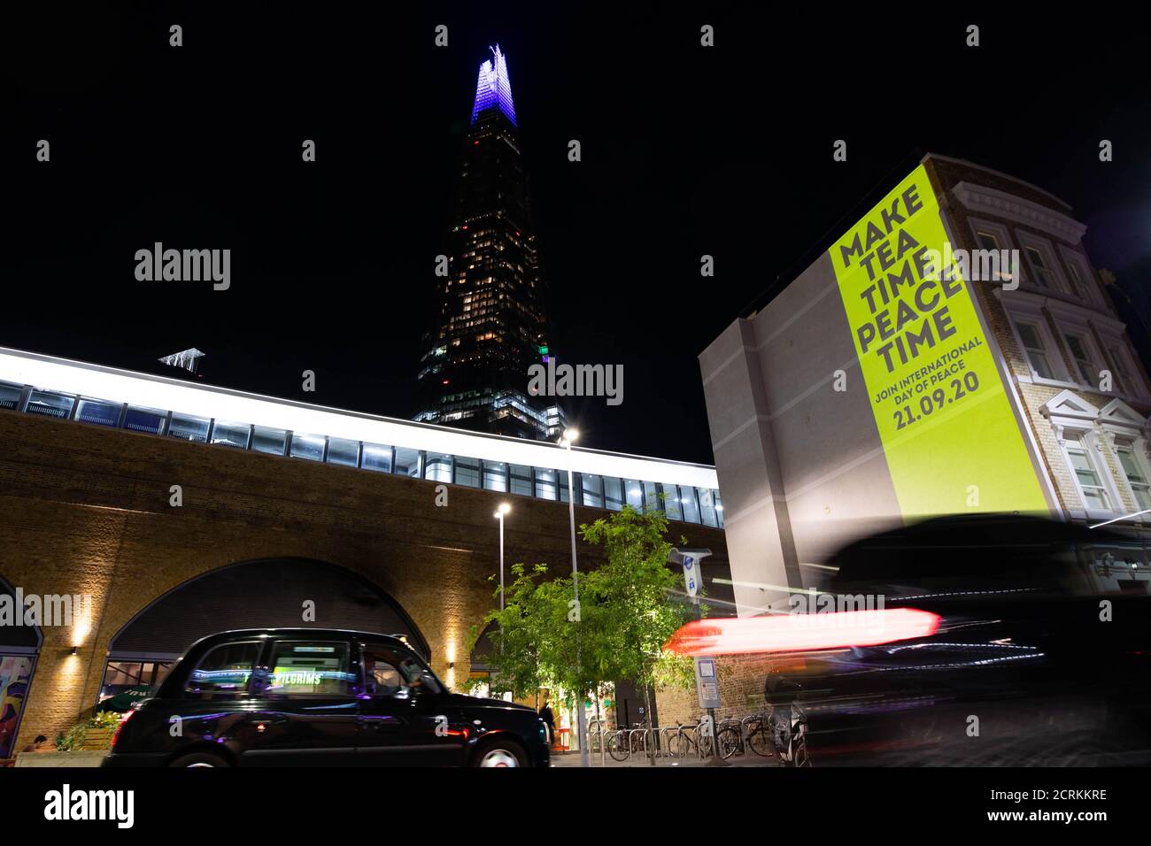 USAGE ÉDITORIAL SEULEMENT vue générale du message de paix de Lipton et Peace One Day, qui illumine la station London Bridge pour marquer la Journée internationale de la paix, qui se tiendra le lundi 21 septembre à Londres. Banque D'Images