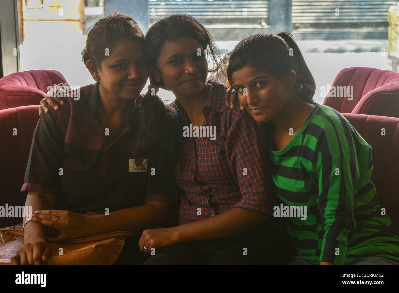 Trois jeunes filles indiennes posent pour une séance photo de mode. Banque D'Images