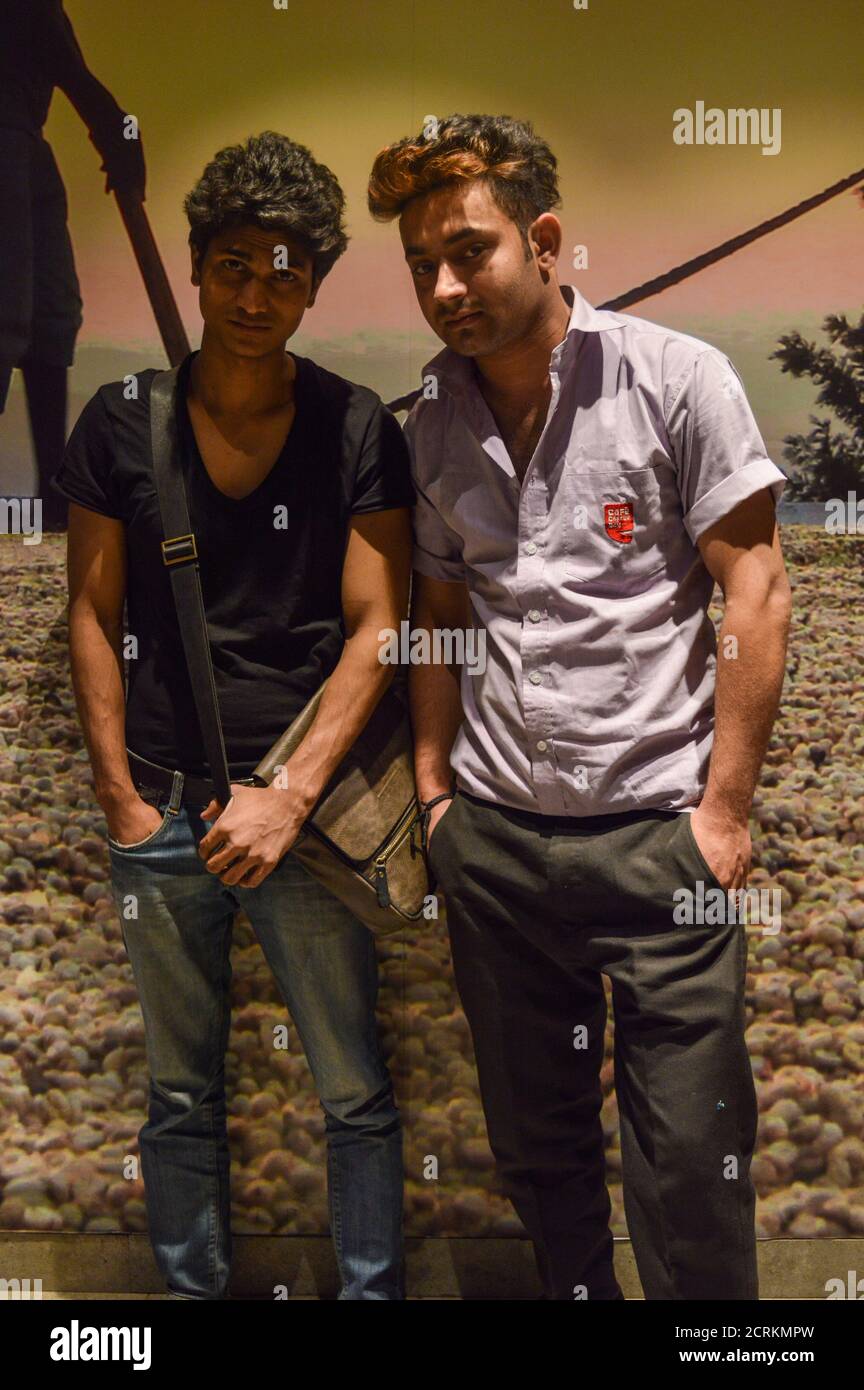 Deux garçons indiens posant pour une séance photo de mode. Banque D'Images