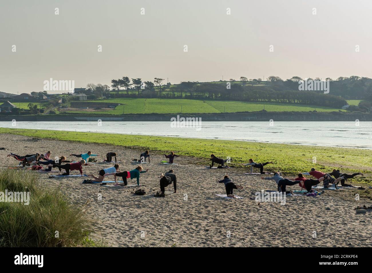 Vue sur le port, West Cork, Irlande. 20 septembre 2020. Par une journée chaude et ensoleillée, Shoria Monroe, de « Yoga avec Shoria », donne un cours de yoga sur Harbour View Beach. Crédit : AG News/Alay Live News. Banque D'Images