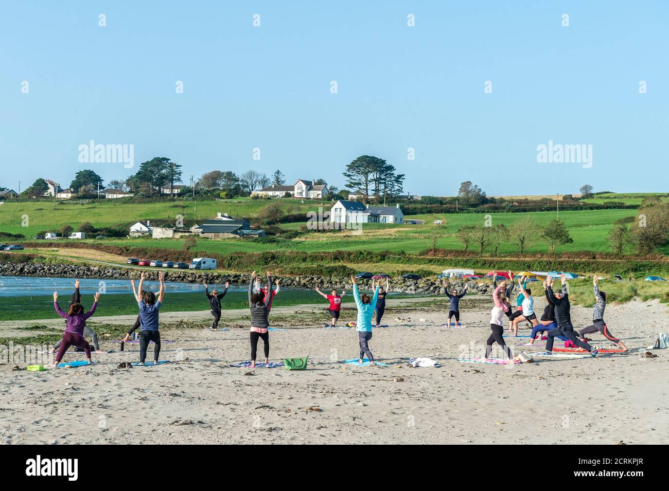 Vue sur le port, West Cork, Irlande. 20 septembre 2020. Par une journée chaude et ensoleillée, Shoria Monroe, de « Yoga avec Shoria », donne un cours de yoga sur Harbour View Beach. Crédit : AG News/Alay Live News. Banque D'Images