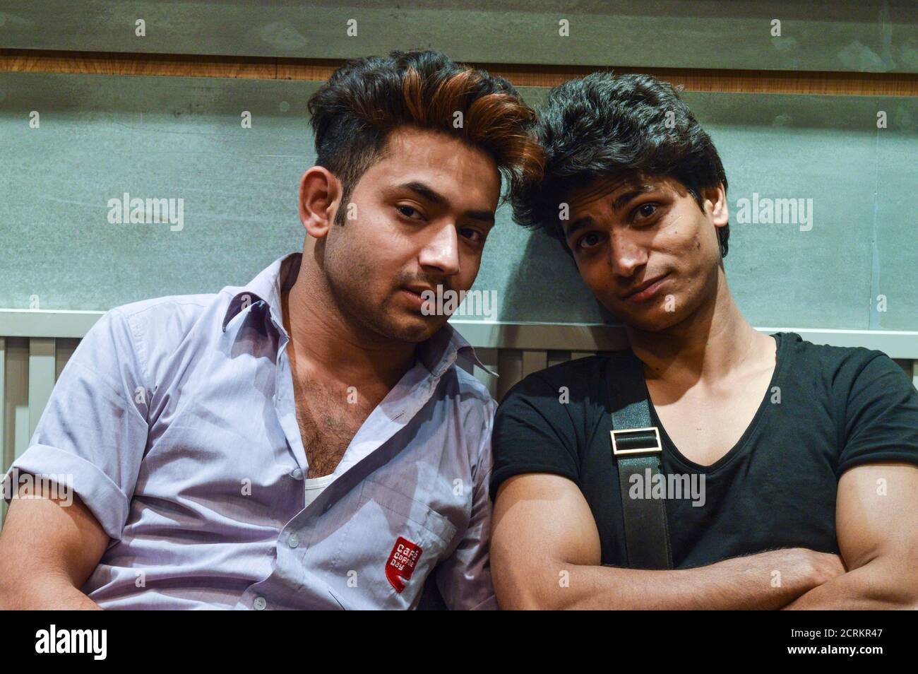 Deux garçons indiens posant pour une séance photo de mode. Banque D'Images