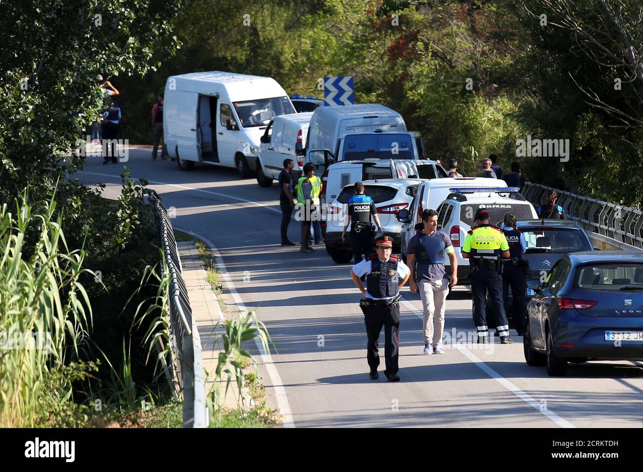 Des fourgonnettes Catalanes Mossos d'Escuadra sont garées le long d'une route près de l'endroit où Younes Abouyaaaqoub, l'homme soupçonné de conduire la fourgonnette qui a tué 13 personnes à Barcelone la semaine dernière, a été tué par la police à Sant Sadurni d'Noia, Espagne, le 21 août 2017. REUTERS/Albert Gea Banque D'Images
