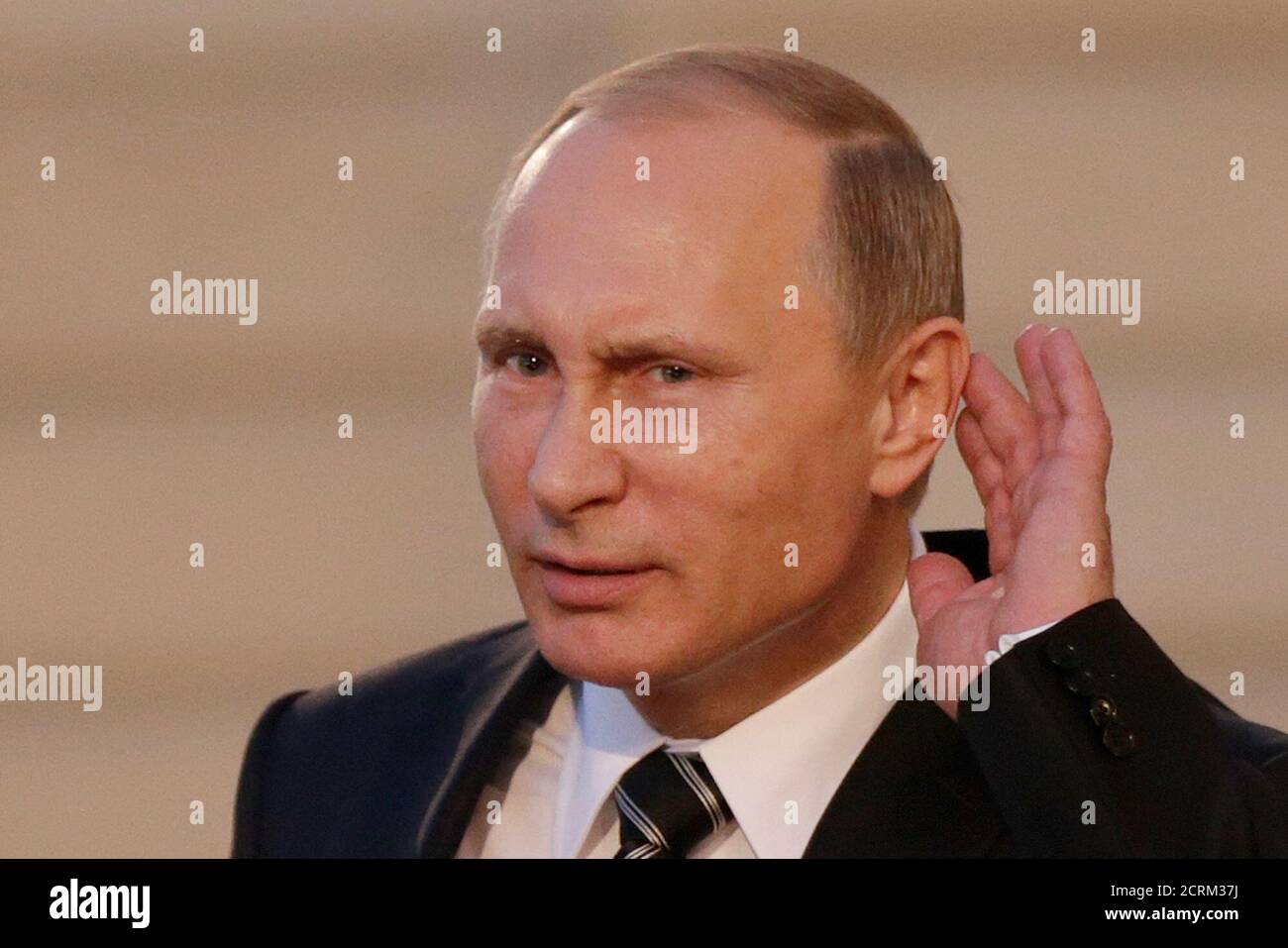le-president-russe-vladimir-poutine-tient-son-oreille-pour-ecouter-une-question-alors-qu-il-part-apres-un-sommet-sur-la-crise-ukrainienne-a-l-elysee-a-paris-france-le-2-octobre-2015-la-france-a-accueilli-a-paris-une-reunion-avec-les-dirigeants-de-la-russie-de-l-allemagne-et-de-l-ukraine-pour-des-discussions-sur-l-ukraine-reuters-philippe-wojazer-2crm37j.jpg