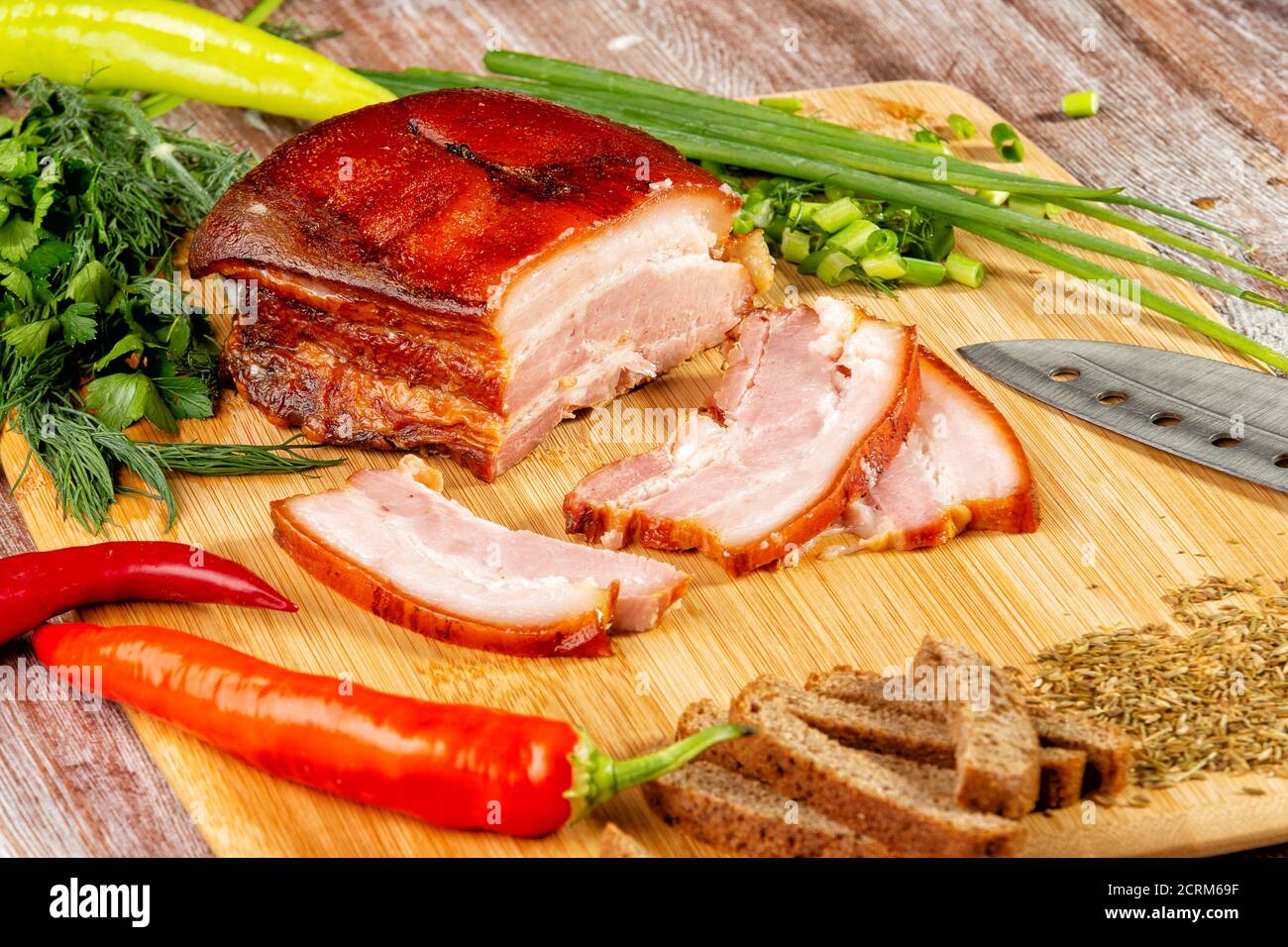 la viande fumée se trouve sur la table avec des herbes et de la sauce Banque D'Images