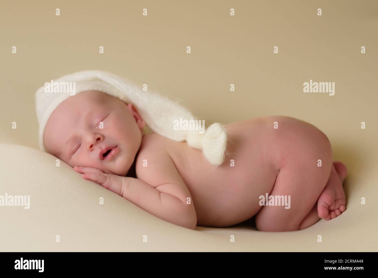 Bebe Endormi Enfant Nouveau Ne Dormez Au Lit Magnifique Nouveau Ne Bebe Un Mois Photo Stock Alamy