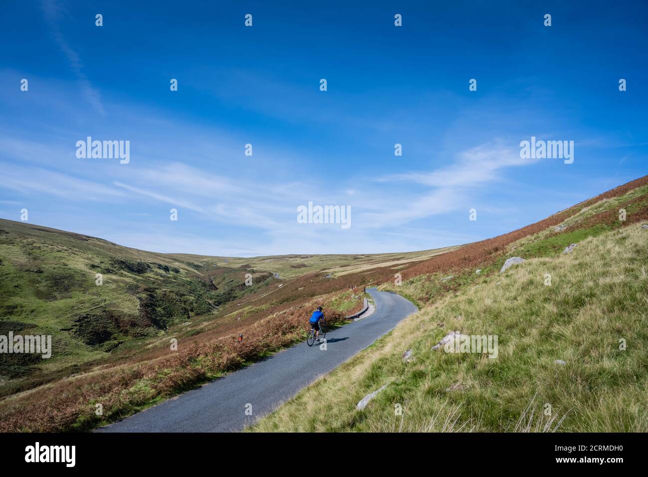 Un cycliste de sexe masculin monte sur la route de la Croix du salut, Tatham Fell, Lancashire, Royaume-Uni Banque D'Images