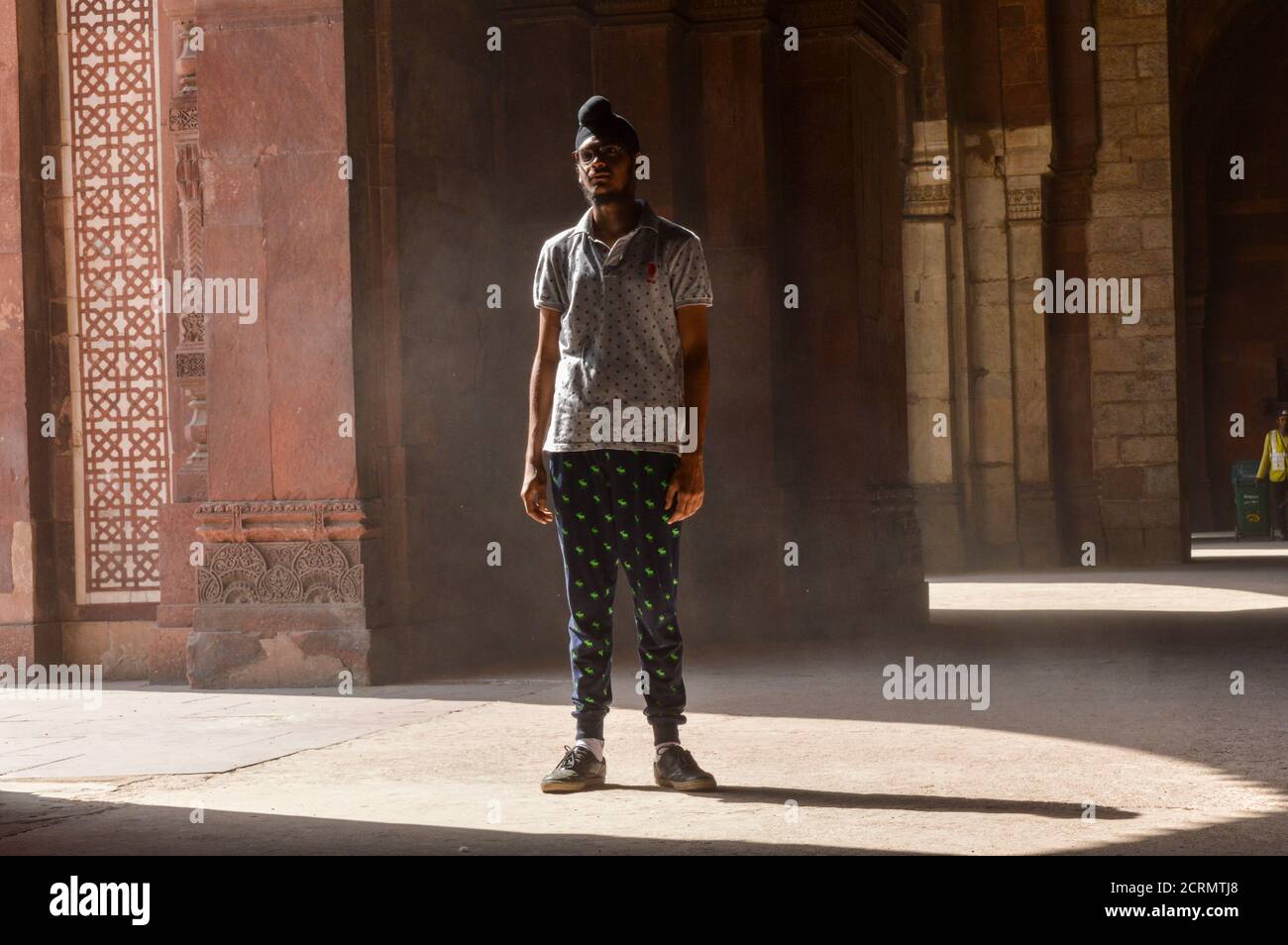 Un garçon indien qui pose pour une séance photo de mode à l'intérieur du vieux fort. Banque D'Images