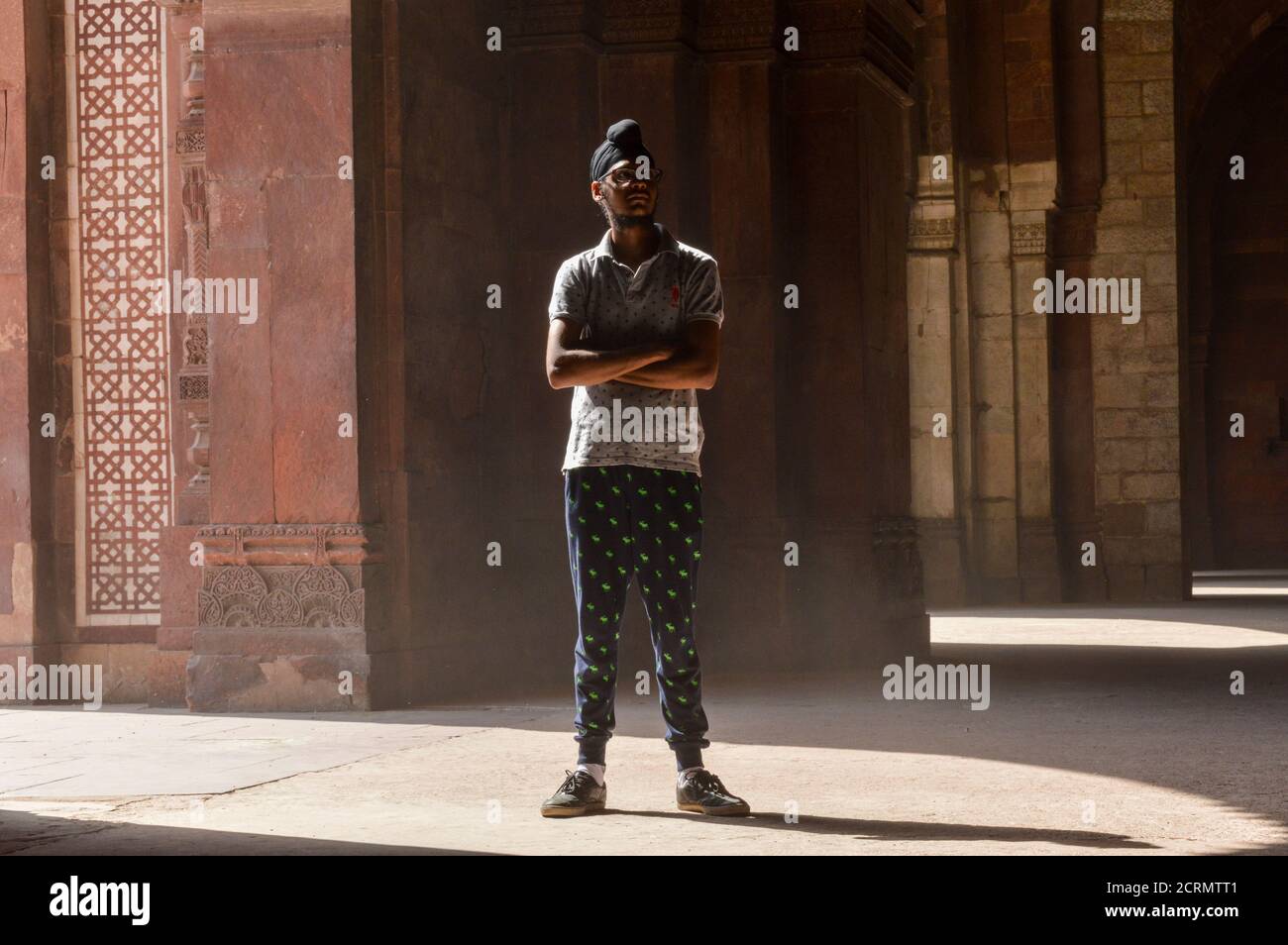 Un garçon indien qui pose pour une séance photo de mode à l'intérieur du vieux fort. Banque D'Images