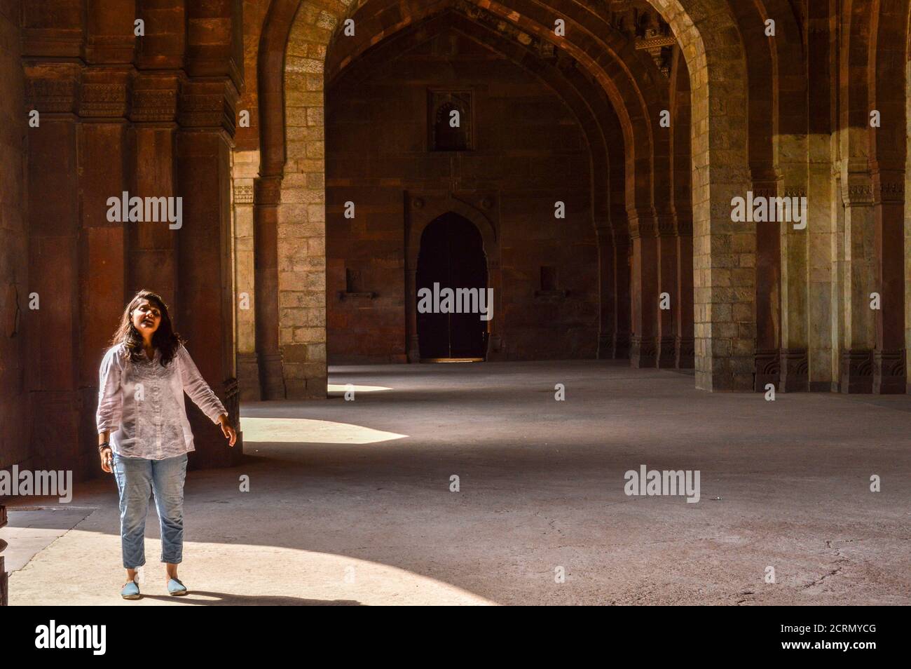 Une fille indienne qui pose pour une séance photo de mode à l'intérieur du vieux fort. Banque D'Images