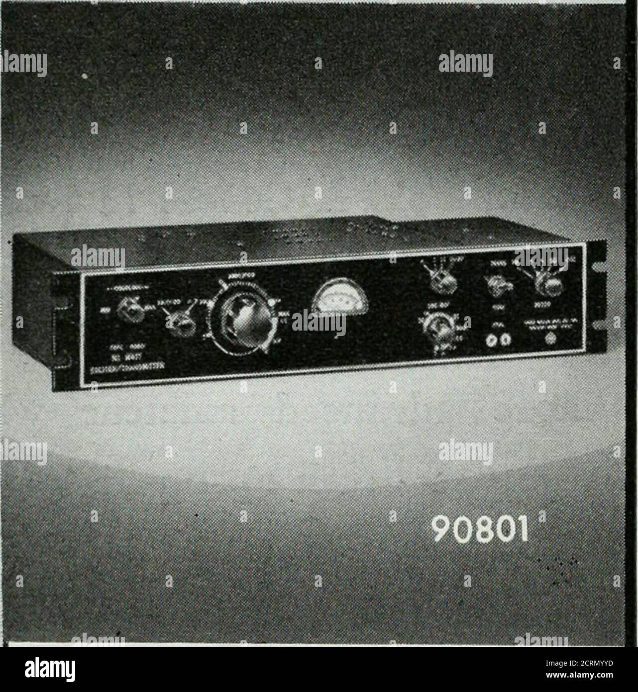 . TVQ . Le n° 90801EXCITER-TRANSMITTER le n° 90801 exciteur-transmitter est de conception moderne avec des caractéristiques et un blindage pour la TV! réduction, commutation de bandes pour les bandes 4-7-14-21 et 28 mégacycles,mesure de circuits. Utilisation prudente en tant qu'émetteur ou excitateur. 5763multiplicateur-tampon-oscillateur et amplificateur de puissance 6146. Entrée de 90 watts pour CW. Peut être entré dans l'oscillateur et/ou l'amplificateur ou au moyen d'une clé externe V.F.O. telle que 90711. téléphone d'entrée 67 watts. Hauteur de panneau 3/2 monté en rack. JAMES MILLENMFG. CO., INC BUREAU PRINCIPAL ET USINE MAIDENMASSACHUSETTS Banque D'Images