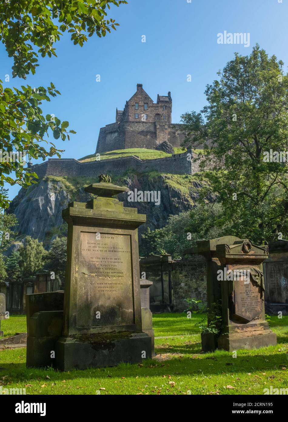 Château d'Édimbourg vu d'un ancien cimetière dans le Extrémité ouest de la ville Banque D'Images