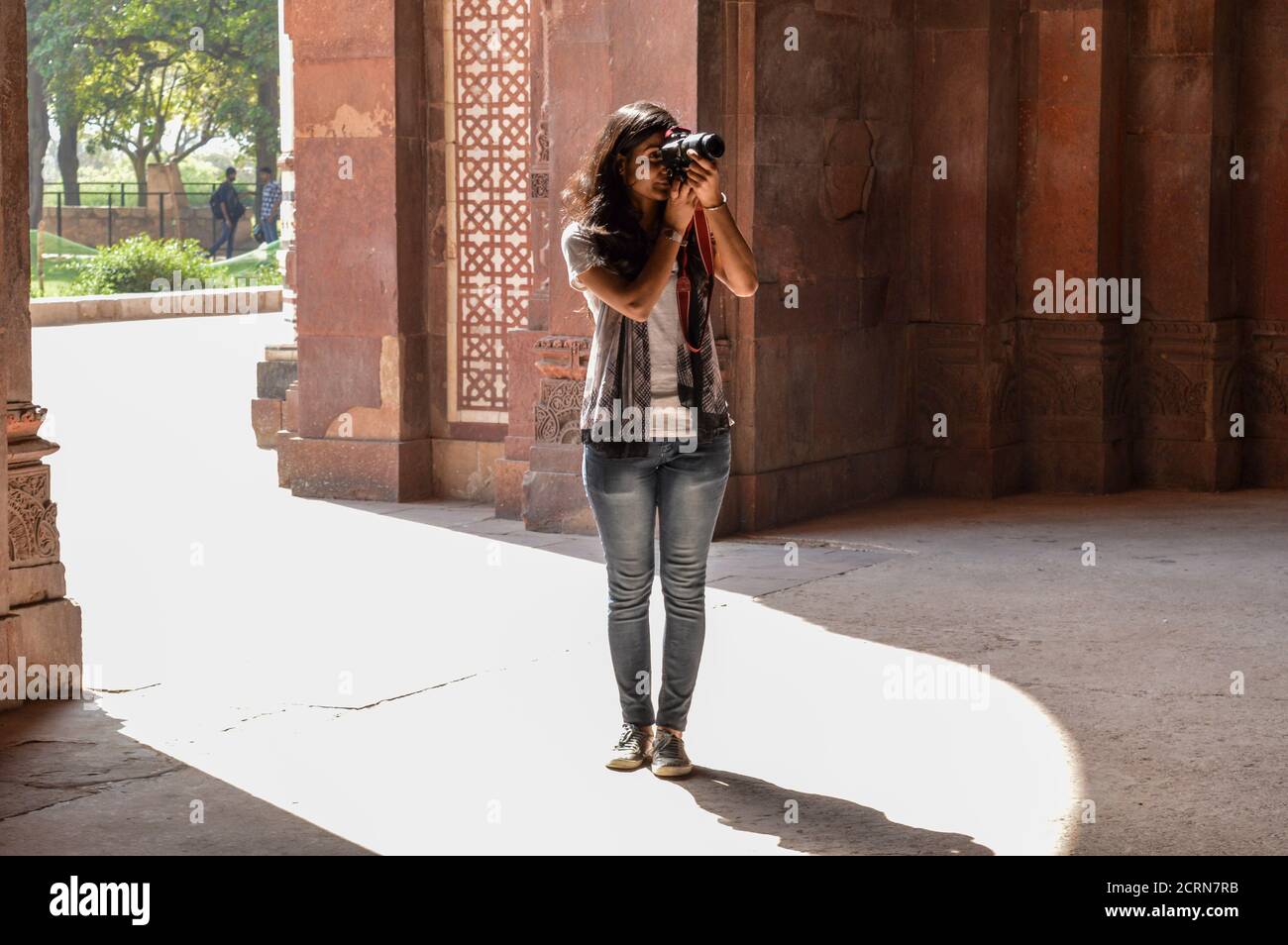 Une fille indienne qui pose pour une séance photo de mode à l'intérieur du vieux fort. Banque D'Images