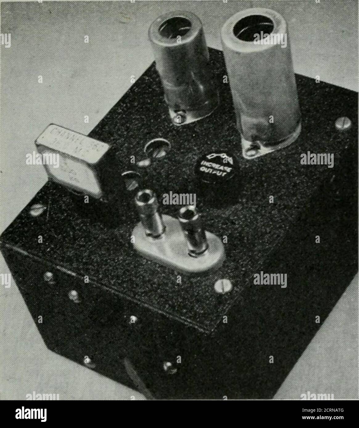 . QST . par un ()U8 triode-pentodefrequency-controlled multivil)rator réglé pour fournir des fréquences de marqueur à des intervalles de 50 kc.la sortie est ample pour les récepteurs de type communication jusqu'à 30 Mc. * 22 Temple Street, Belmont 78, Mass. Capacité maximale de C4 à environ 60 ixfii.la sortie de la plaque du 6AK5 est alimentée à la grille de la section triode du multivibrateur 6U8.le diviseur de fréquence est constitué d'un multivibrateur à couplage électronique. En fonctionnement libre (c'est-à-dire non contrôlé par l'oscillateur à quartz), sa plage de fréquence^ s'étend d'environ 30 à 80 kc, selon le réglage de la fréquence Banque D'Images