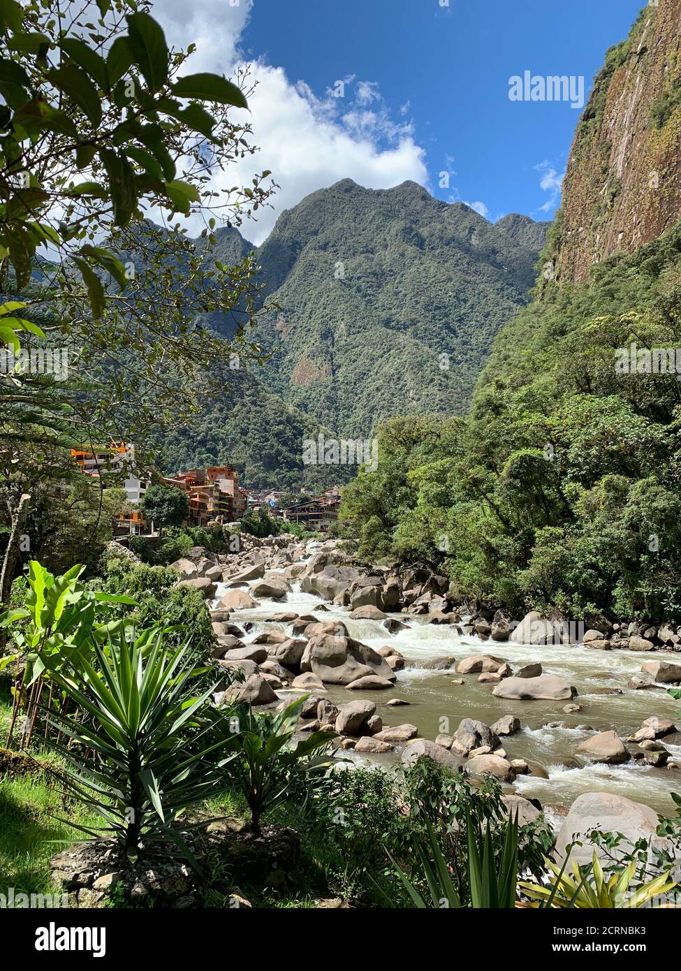 Rivière Urubamba. Ville Aguas Calientes, région de Cusco, Pérou. Rio Urubamba est l'un des principaux fleuves péruviens et une partie du bassin amazonien.Willkamayu rivière sacrée Banque D'Images