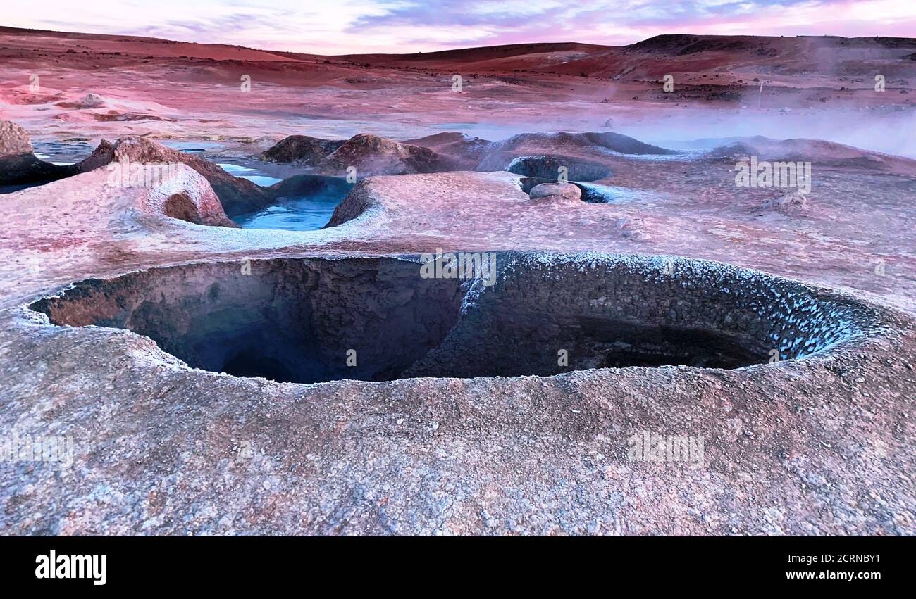 Unique vallée géothermique sol de Manana en Bolivie. Cratère. Fumarale. Banque D'Images