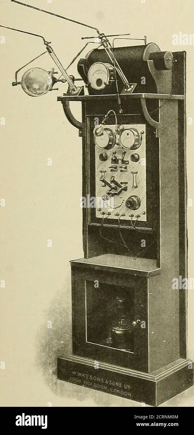 . Radiographie et radiothérapeutique . un interrupteur rolytique, des tubes à valve sont nécessaires. Un porte-tube adapté, avec protection efficace et avec les raccords nécessaires pour le travail thérapeutique, est nécessaire, viz. trépied pour le traitement de la teigne tonsurante, porte-pastille, filtres, etc Une table d'examen simple avec trois épaisseurs de bois ou de toile, et un support de criblage asimple sont nécessaires. Une fenêtre vellum peut être installée dans un cadre en bois qui peut être déplacé vers n'importe quelle partie de la table. Cela permet à pratiquement tous les rayons de passer à travers l'écran fluorescent, et donne la valeur maximale dans le criblage. Ces m Banque D'Images