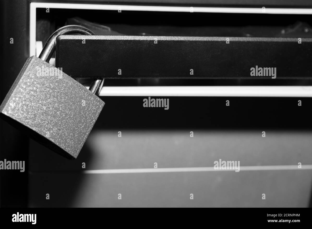 Censure, restrictions et interdictions sur l'Internet. Concept, le verrou est suspendu sur le lecteur de l'unité de système informatique Banque D'Images