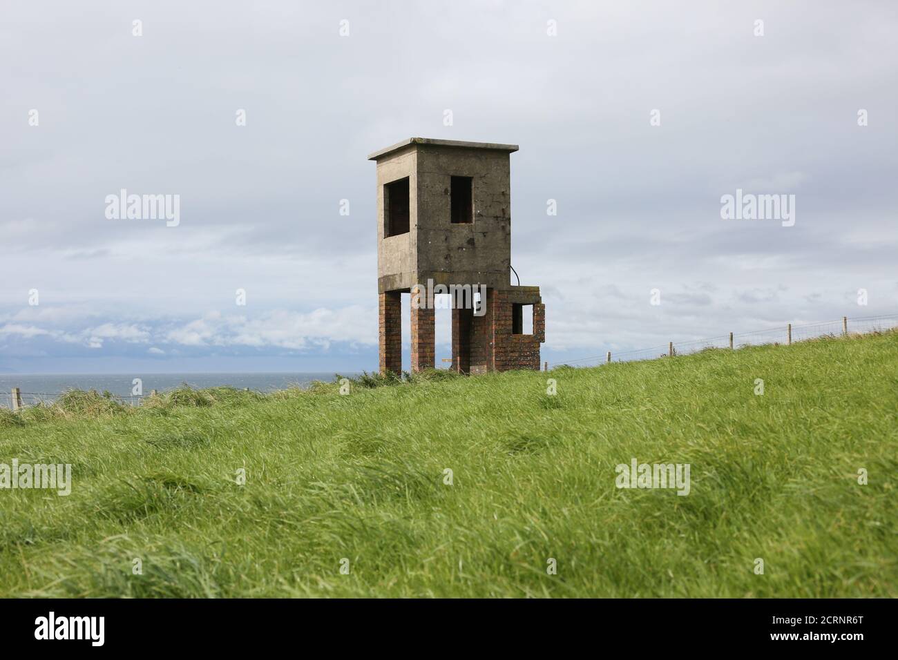 Croy, nr Ayr, Ayrshire, Écosse, Royaume-Uni . 25 août 2020 : UNE ancienne tour d'observation en béton et briques de la Seconde Guerre mondiale qui donne sur le Firth of Clyde Banque D'Images