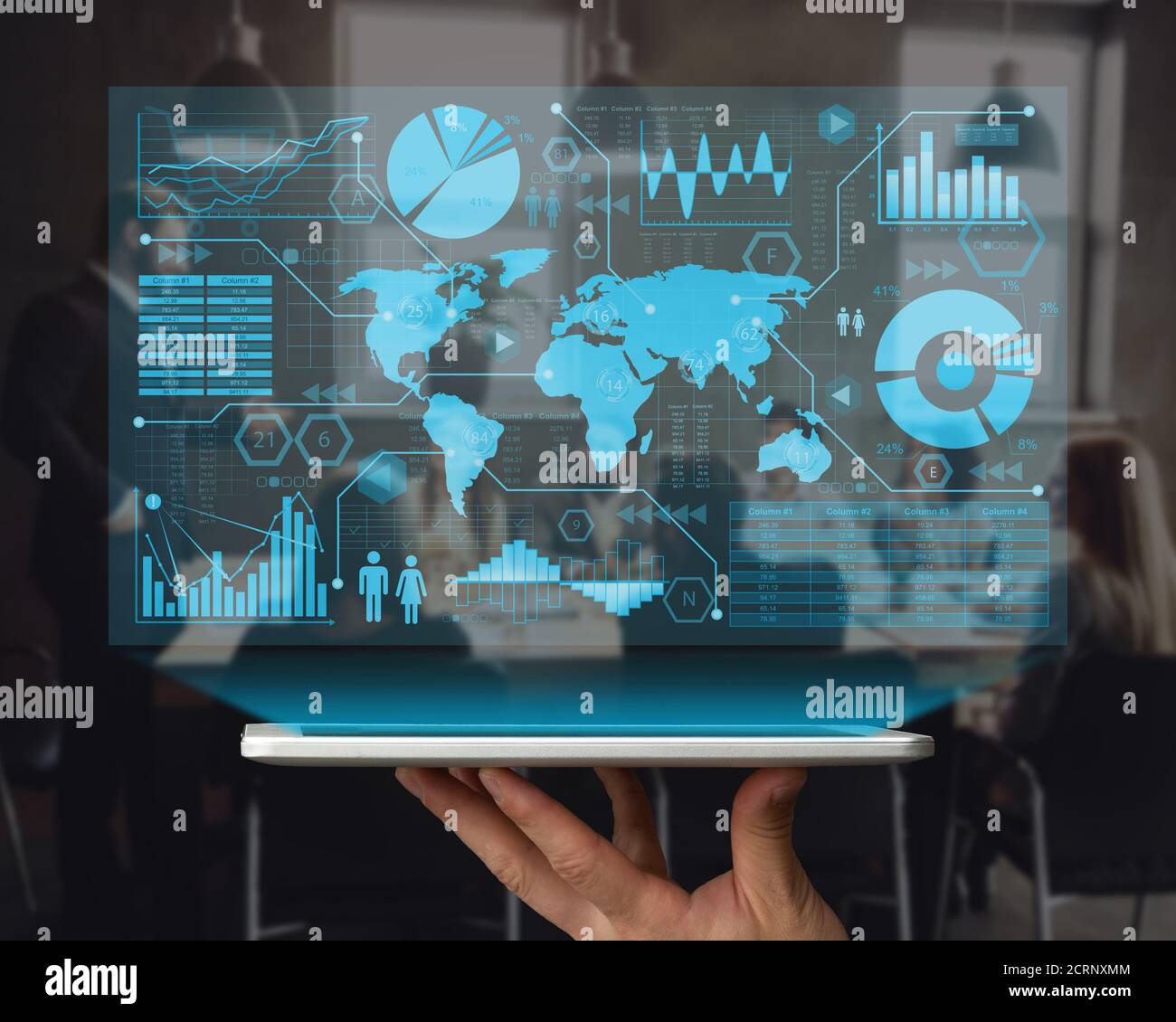 Écran interactif avec Business Analytics sur tablette numérique dans Male Hand, Collage Banque D'Images