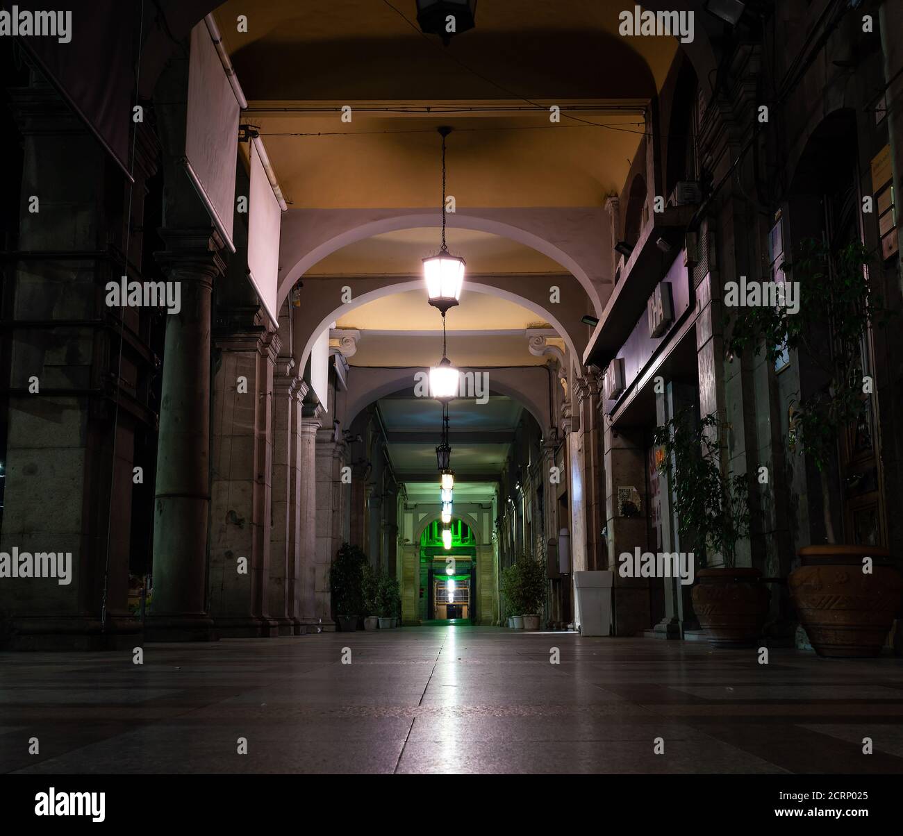 Cagliari, Sardaigne, Italie - septembre 17 2020 : Arcade de nuit. Architecture Portico la nuit avec lanternes. Colonnes et boutiques dans la ville de Cagliari (i Banque D'Images