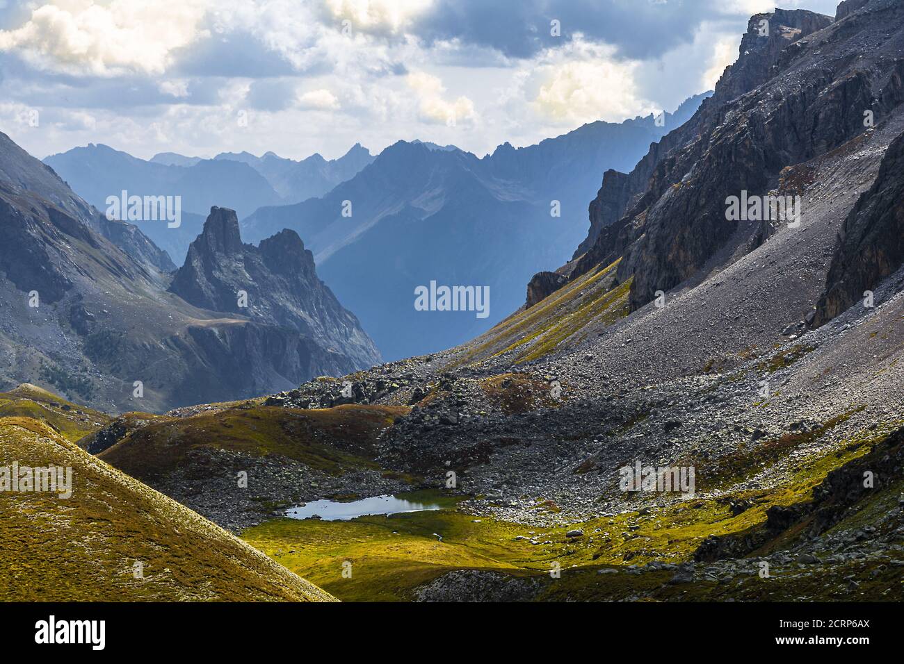 La magnifique forteresse provençale vue de Colle del Maurin dans la haute  vallée de Maira, à la frontière entre la province de Cuneo et la France  Photo Stock - Alamy