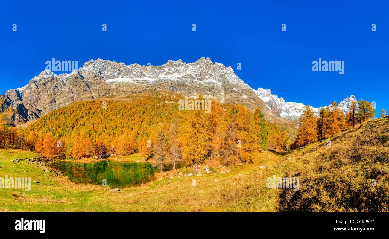 Lac bleu en automne près du petit village de Breuil-Cervinia dans la vallée d'Aosat, en Italie Banque D'Images