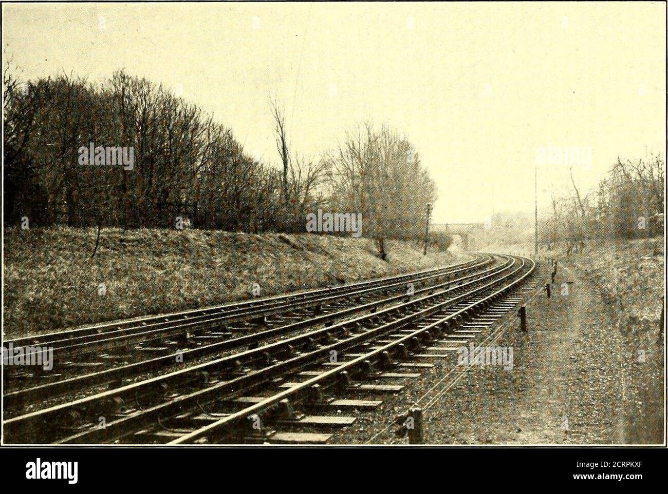 . Journal de chemin de fer de la rue . ARRÊT TRMNS MONTRÉ TH 0-5-TUPSLSI - » - -. SECTION DE LA VOIE SUR LA COURBE, MONTRANT LE TROISIÈME RAIL ET LE RAIL DE RETOUR approvisionnement abondant en eau. La centrale électrique est utilisée à l'heure actuelle comme sous-station, d'où une partie de l'énergie électrique est distribuée directement à la voie adjacente. En plus des convertisseurs rotatifs de la centrale électrique principale, les schémas embrassent trois sous-stations, la première étant à Sandhills, thesecond à Seaforth, et la troisième à Birkdale. Les distancesde ces sous-stations de Liverpool sont les suivantes: Sous-station Sandhills, distance de Liverpo Banque D'Images