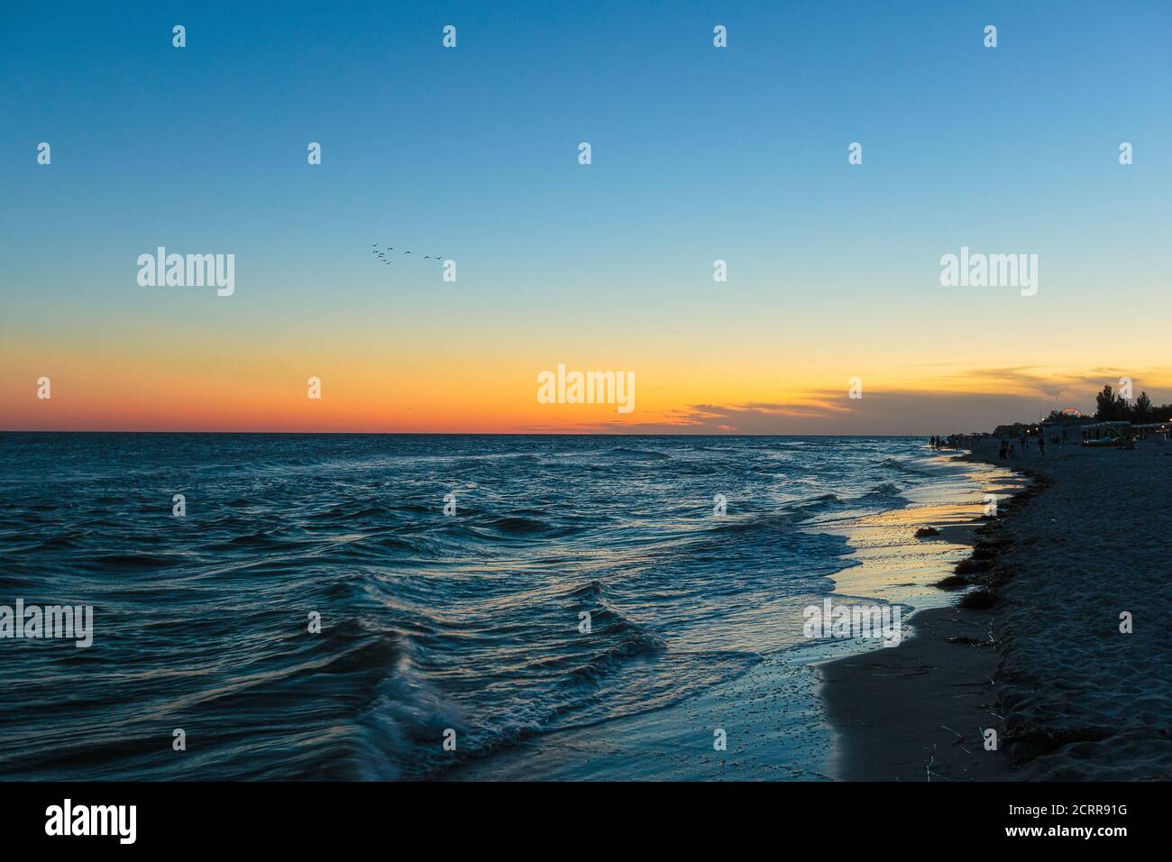 Une photographie de paysage marin calme le soir. Ciel bleu. Vagues sur l'eau en gros plan Banque D'Images