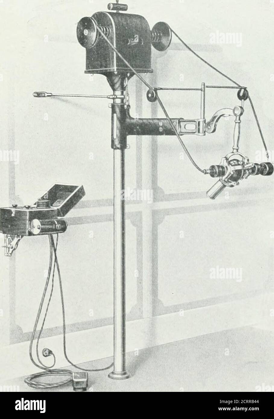 . Archives de médecine physique et de réadaptation . Campbell Dental X-Ray machine brièvement, les caractéristiques principales de cette tenue sont que le transformateur et les fils haute tension sont élevés et bien à l'écart, que le trans-formeur a une capacité de 30 milliampères avec un 3, 4, et 5 back-upqui peut être modifié selon le besoin, en ajustant la machine pour faire n'importe quelle classe de. 335 travailler et ne pas linfiber l'opérateur de façon tomélinale travaux dentaires comme c'est le cas avec les 10 ma. 3 machine de secours. Le support de Thetube est particulièrement bien conçu pour la commodité d'obtenir n'importe quelle desiredposition pour le dentaire et général NOUVEAU E Banque D'Images