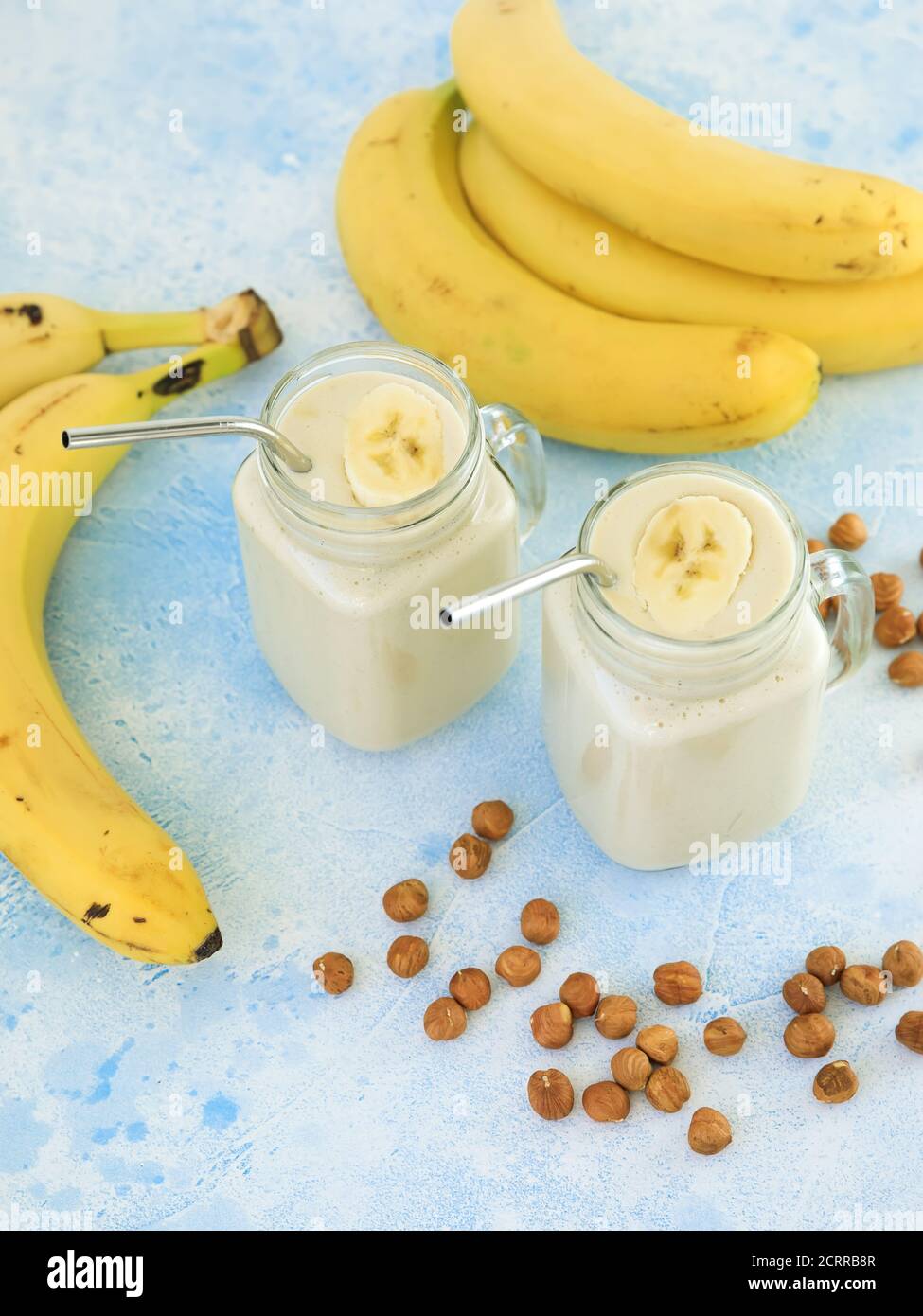 Yaourt à la banane ou smoothie et noix, nourriture végétarienne, régime alimentaire et concept sain Banque D'Images