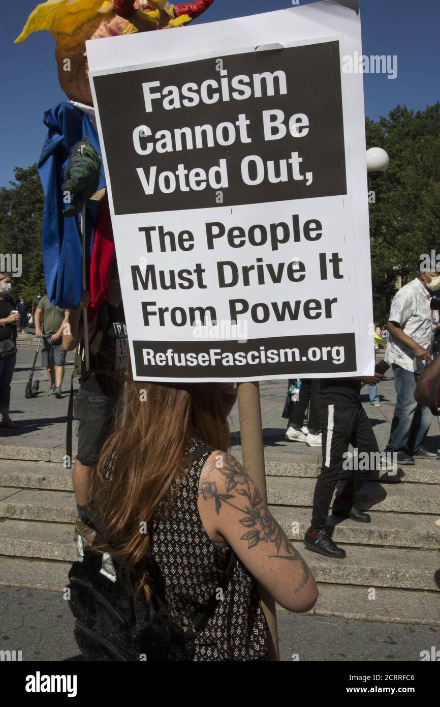 Manifestation et marche pour voter contre le régime de Trump/Pence en novembre organisé par « refuser le fascisme » et d'autres groupes à Union Square à Manhattan, New York. Banque D'Images