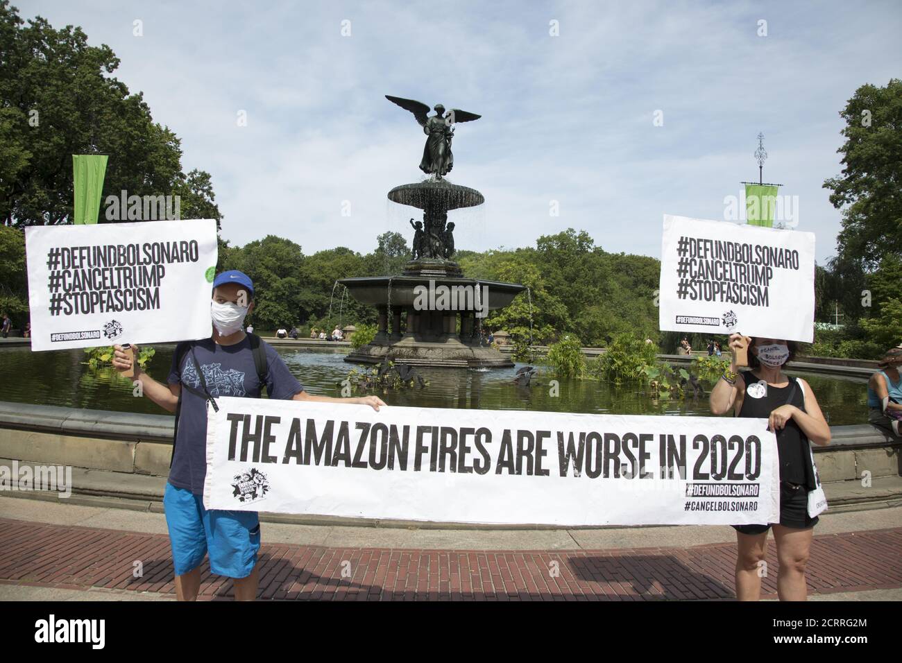 Manifestation et marche à la fontaine Bethesda dans Central Park organisée par la « rébellion de l'extinction » pour attirer l'attention sur le besoin immédiat de changement de système aux États-Unis et dans le monde entier pour lutter contre la crise climatique qui est maintenant vécue dans le monde entier sous la forme de feux de forêt, ouragans, sécheresses et inondations, pollution de l'air et de l'eau à une échelle sans précédent. Banque D'Images