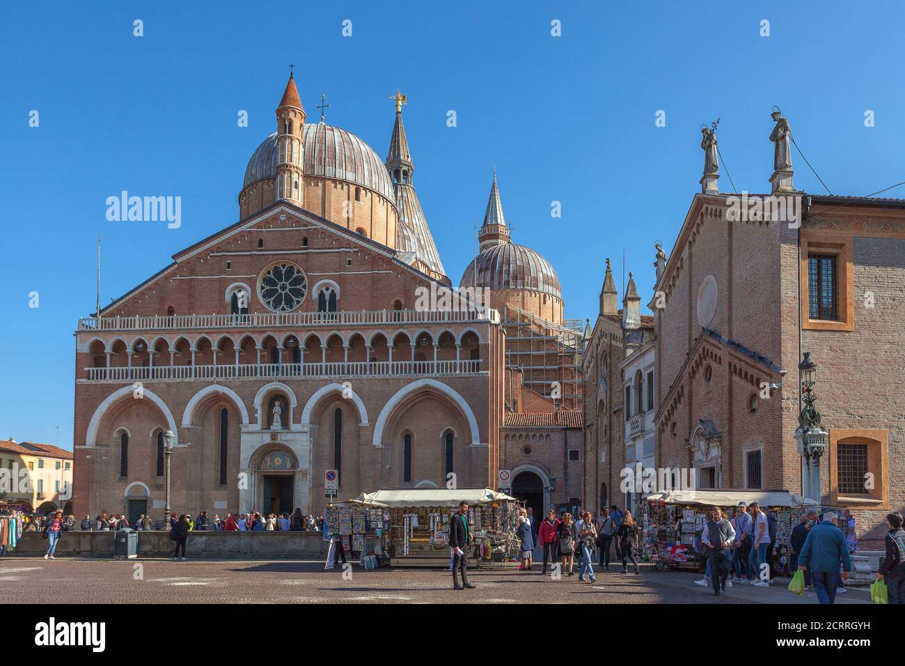 Touristes et pèlerins en face de la basilique de Saint Antoine, Padoue, Italie Banque D'Images