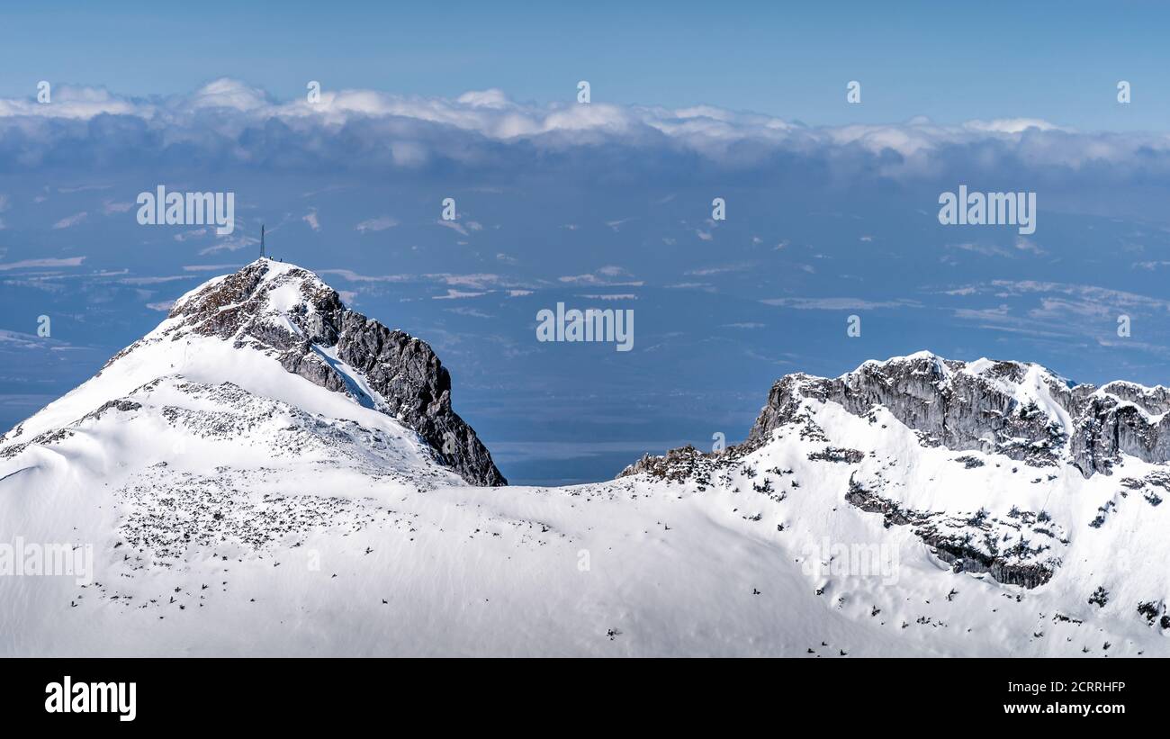 Vue de Kasprowy Wierch sur près par le pic de montagne en hiver. Chaîne de montagnes Tatra avec sommets enneigés, Pologne Banque D'Images