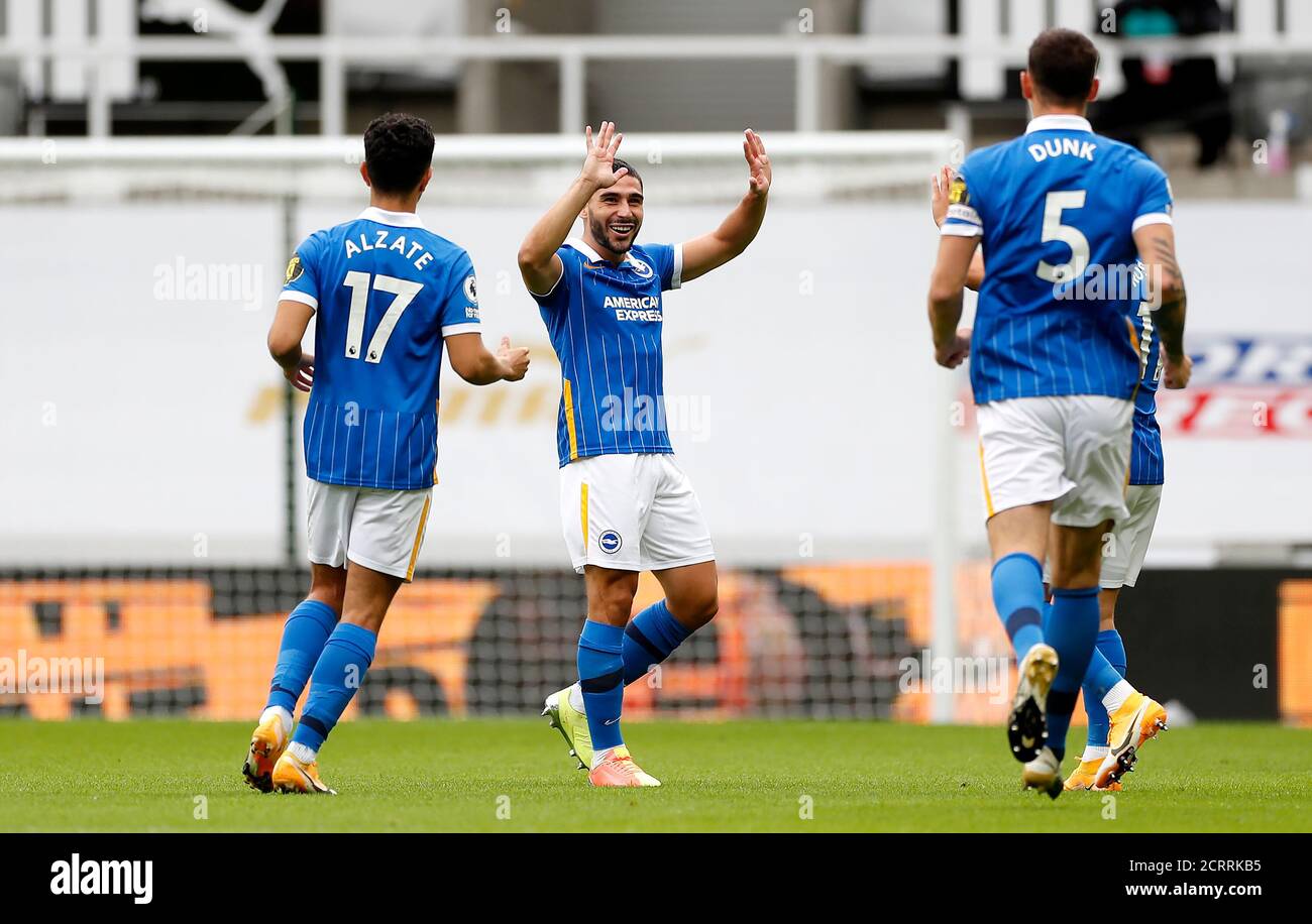 Brighton et Hove Albion's Neal Maupay (au centre) célèbrent le deuxième but de son côté lors du match de la Premier League à St James' Park, Newcastle. Banque D'Images