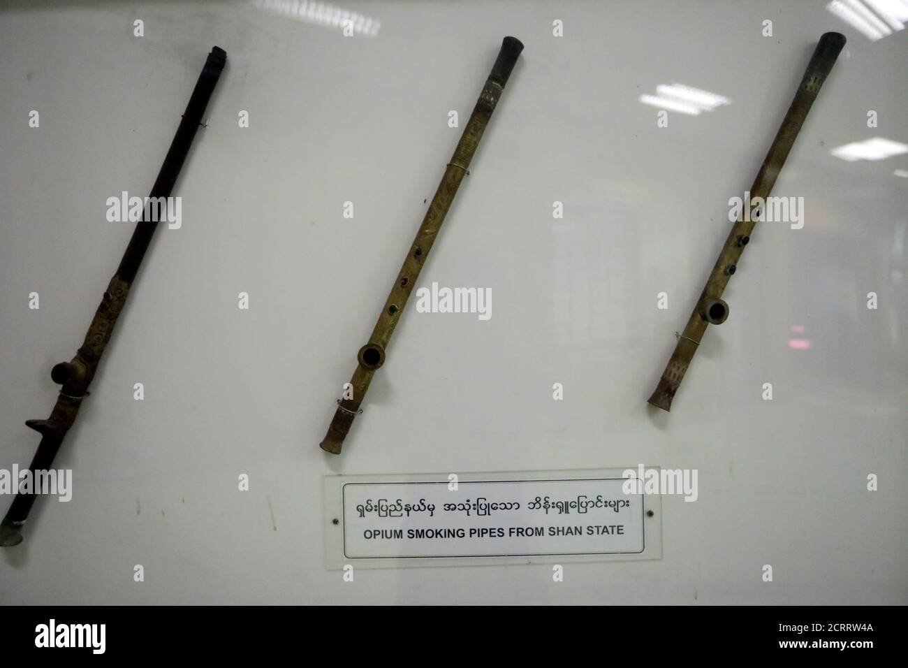 Les outils utilisés pour fumer l'opium sont vus au musée de l'élimination des drogues à Yangon, au Myanmar, le 6 novembre 2018. REUTERS/Ann Wang Banque D'Images