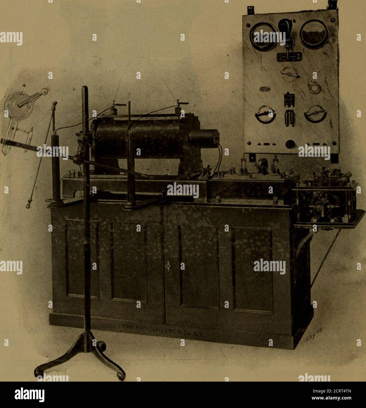 . Appareils à rayons X : ensembles complets et accessoires pour les laboratoires à rayons X . s à 110 volts, E. M. F., et peut être utilisé à diverses fins, telles que l'éclairage, la charge des batteries de stockage, le fonctionnement des appareils galvaniques, furatiques et cautériques. L'ÉTIQUETTE KNY-SCHEERER GARANTIT DES NORMES ÉLEVÉES. -71- X-RAY APPARATUSEquipement spécial, l'armoire à rayons X est si construite, que l'ensemble du mécanisme peut être placé dans la thecase, y compris les tubes, et le fluoroscope et le porte-tube repliés près du côté, comme dans l'illustration et ensuite mis dans un shi substantiellement construit Banque D'Images
