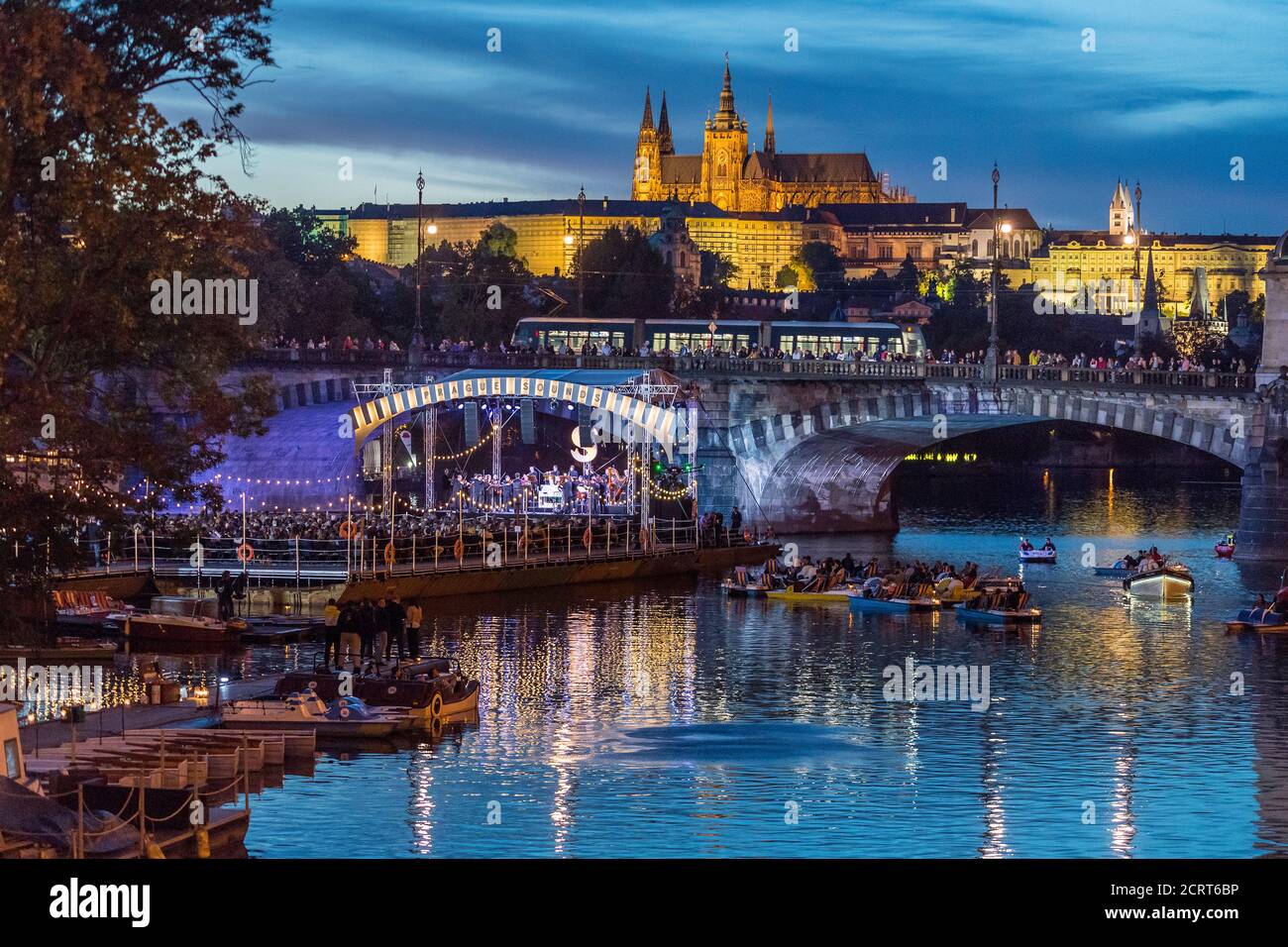 Le violoniste britannique Daniel Hope interprète un concert spécial en direct Un cadre magnifique : une scène flottante sur la Vltava en dessous avec une toile de fond paromamique Banque D'Images