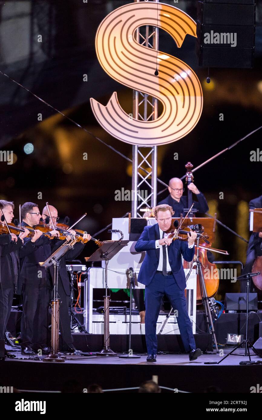 Le violoniste britannique Daniel Hope interprète un concert spécial en direct Un cadre magnifique : une scène flottante sur la Vltava en dessous avec une toile de fond paromamique Banque D'Images
