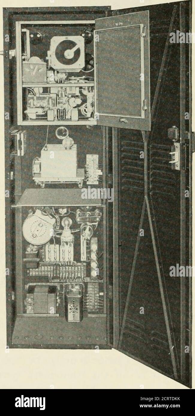 . Le journal technique de Bell System . STAL a été utilisé dans un type de support imvedtype, conçu pour maintenir une pression constante sur le Crystal 584 BELL SYSTEM TECHNICAL JOURNAL et en même temps pour empêcher tout mouvement latéral qui pourrait causer un changement de fréquence du cristal. Le cristal et son holderare sont montés dans un four équipé d'un thermostat amélioré capable de maintenir la température du cristal constante dans les limites extremelynarrow. Ce four à température constante est construit comme partie intégrante de l'oscillateur, qui a été conçu pour travailler la cristallisation dans les conditions Banque D'Images