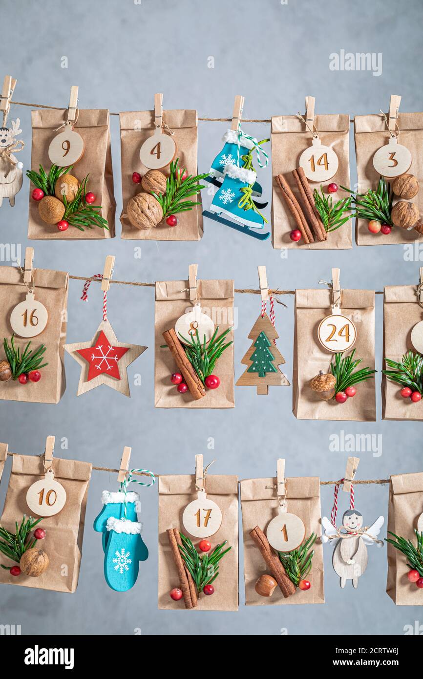 Calendrier de l'Avent fait main pour Noël en papier et stringon  l'arrière-plan de la paroi grise Photo Stock - Alamy