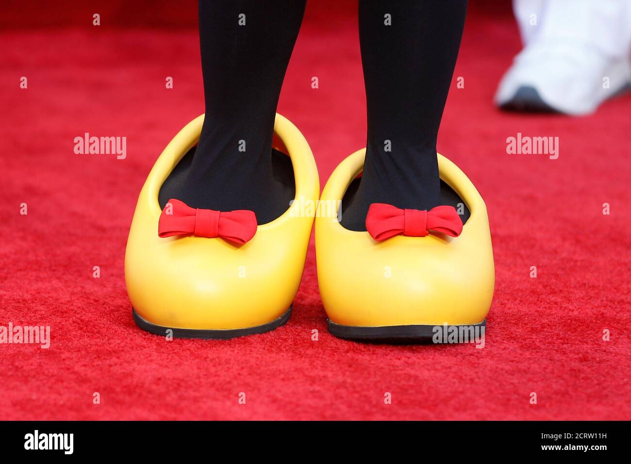 Les chaussures de Minnie Mouse sont vues lors d'un dédicace de la scène A  sur le terrain de Walt Disney Studios aux frères Sherman, aux  auteurs-compositeurs Richard M. Sherman et Robert B